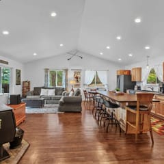 Lakeview Terrace Retreat with Hot Tub